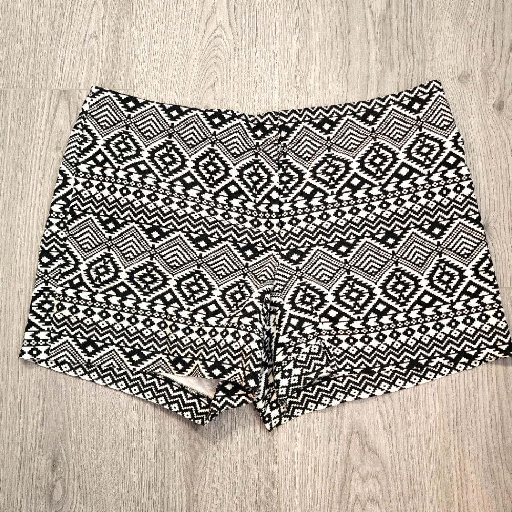 Black and white pattern shorts, 10